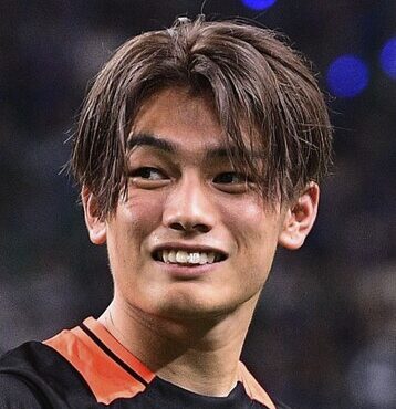 上田綺世の宗教の真相は？手を合わせる理由と家族の噂を徹底解説