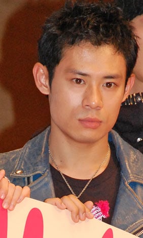 伊藤淳史が弟の死後にコメントを発表した際の報道写真