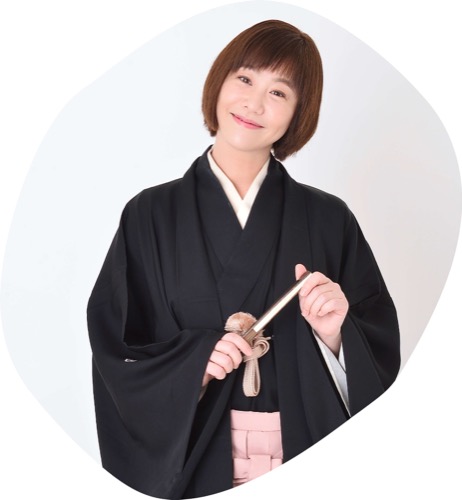 黒紋付姿の蝶花楼桃花さん
