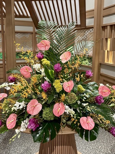 サンデーモーニングのスタジオに飾られた生花