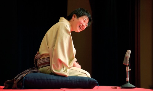 高座で噺を演じる立川小春志さん