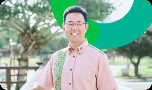 沖縄県知事選で初当選した古謝玄太さん