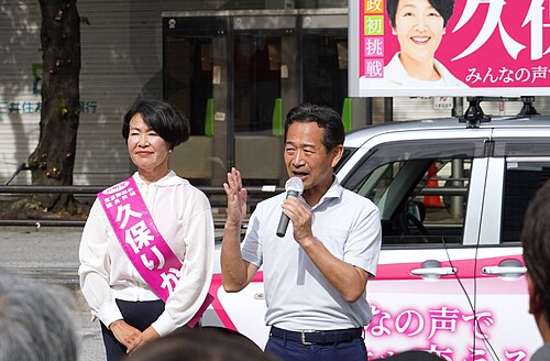 街頭で応援演説をする岡本三成さん（2025年6月、中野駅北口）